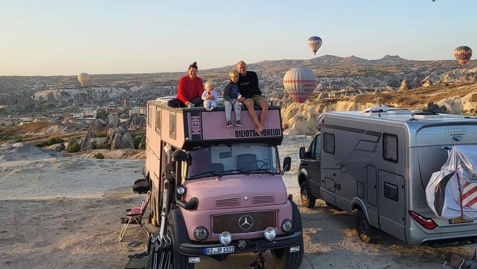 Familie Pietzko aus Geesthacht ist seit Februar 2022 mit einem rosa Wohnmobil auf Weltreise. Hier ist die Familie in Kappadokien, Türkei.