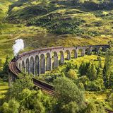 Das Glenfinnan Railway Viaduct kann mit einer alten Dampflock befahren werden. Fast wie im Hogwarts Express!