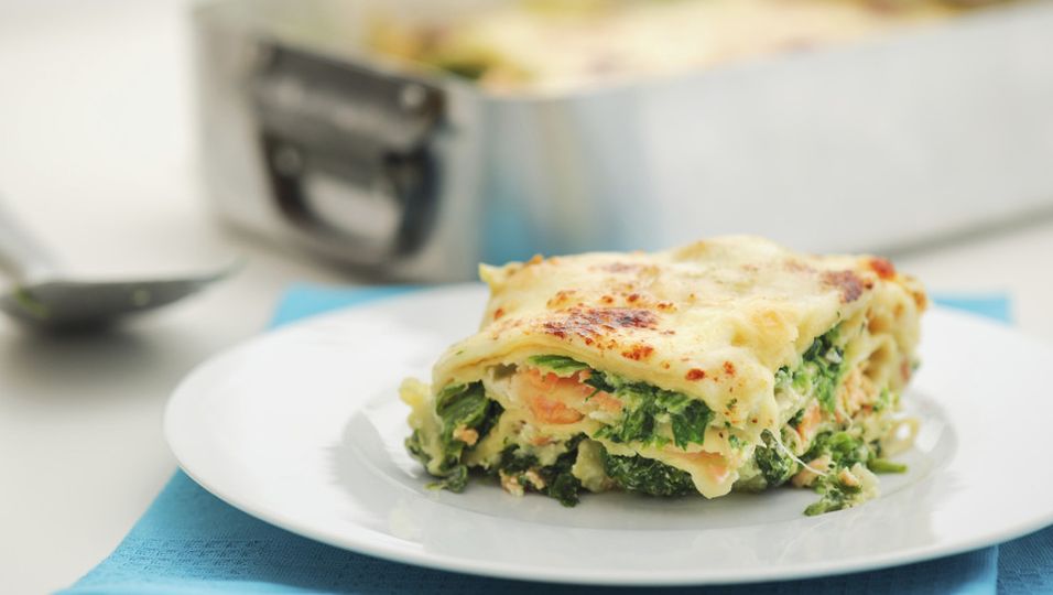 Lachs-Spinat-Lasagne: Zubereiten und mit Käse überbacken | BUNTE.de