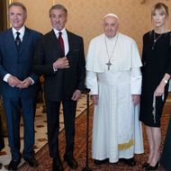 Papst Franziskus mit Sylvester Stallone (2. v. l.) und dessen Familie.