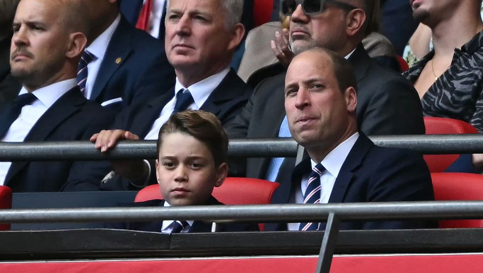 Prinz William & Prinz im Stadion doch Stimmung kommt nicht auf