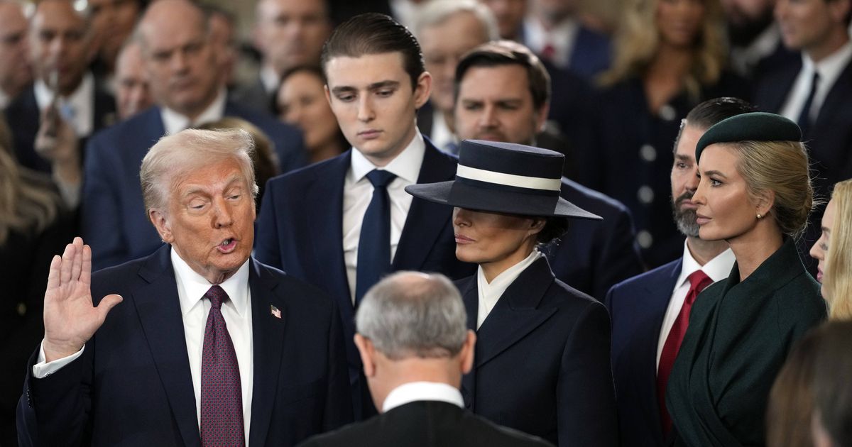 Melania Trump Zugeknöpft bis oben: Ihr Outfit spricht Bände