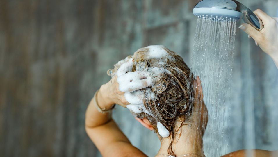 Keine Unordnung mehr im Bad: Dieses innovative Puder ist Shampoo, Peeling und Duschgel zugleich!