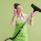 Frau mit Staubsauger