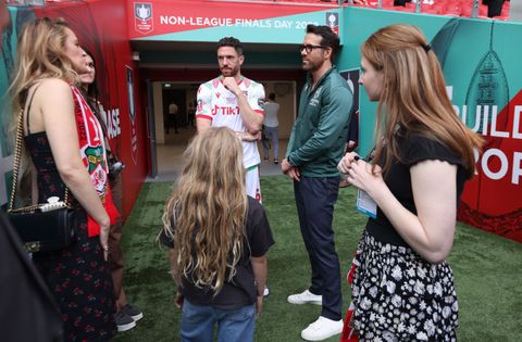 Stars zum Anfassen: Sie zeigen sich mit ihren Töchtern bei einem Fußballspiel