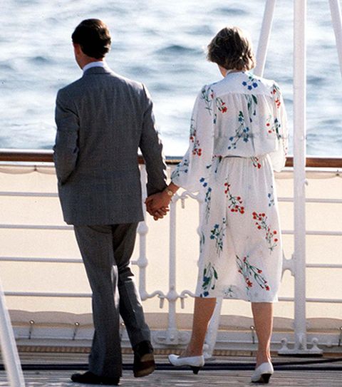 Statt zu zweit zu sein, verbringen sie ihre Flitterwochen auf der königlichen Yacht „Britannia“, umgeben vom Bordpersonal und Gästen.