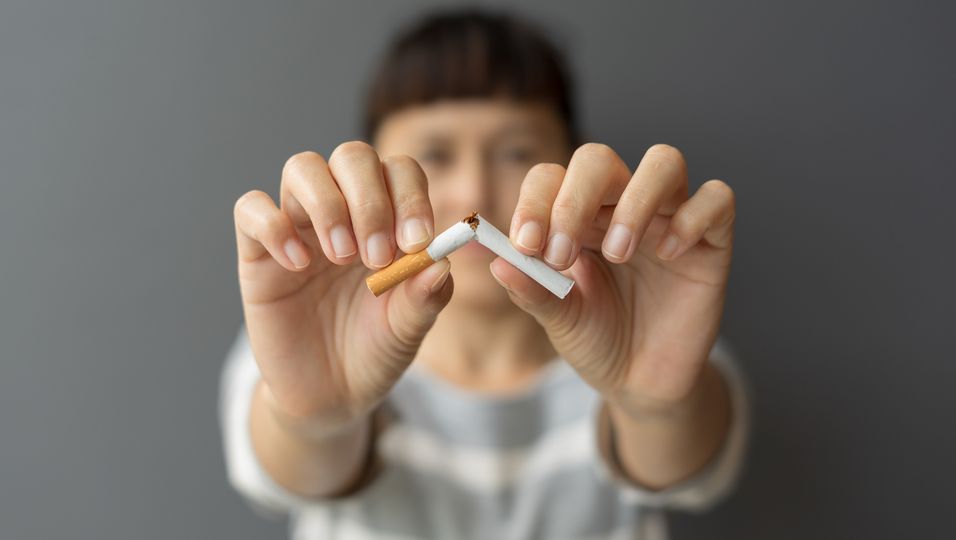 Zahnmediziner erklärt: Darum profitiert nicht nur deine Lunge vom Rauchstopp