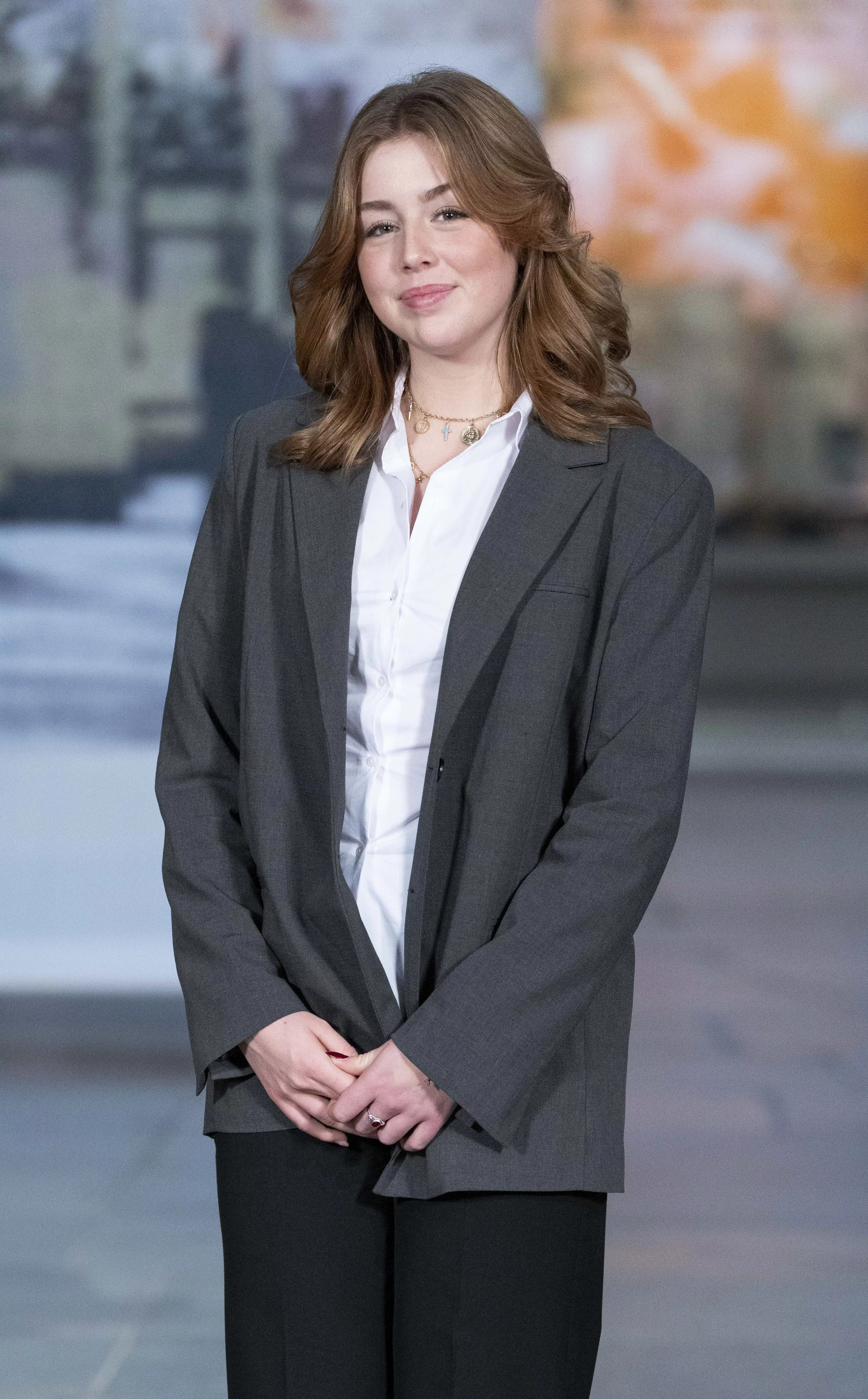 Auch hier zeigte sich Alexia im braven Business-Look, der zurückhaltend und angepasst wirkt.