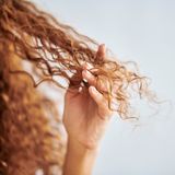 Bye, trockenes Haar: Dieses Produkt begeistert über 70.000 Amazon-Kundinnen