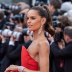 Izabel Goulart: Sie zieht in knallrotem Jumpsuit in Cannes die Blicke auf sich