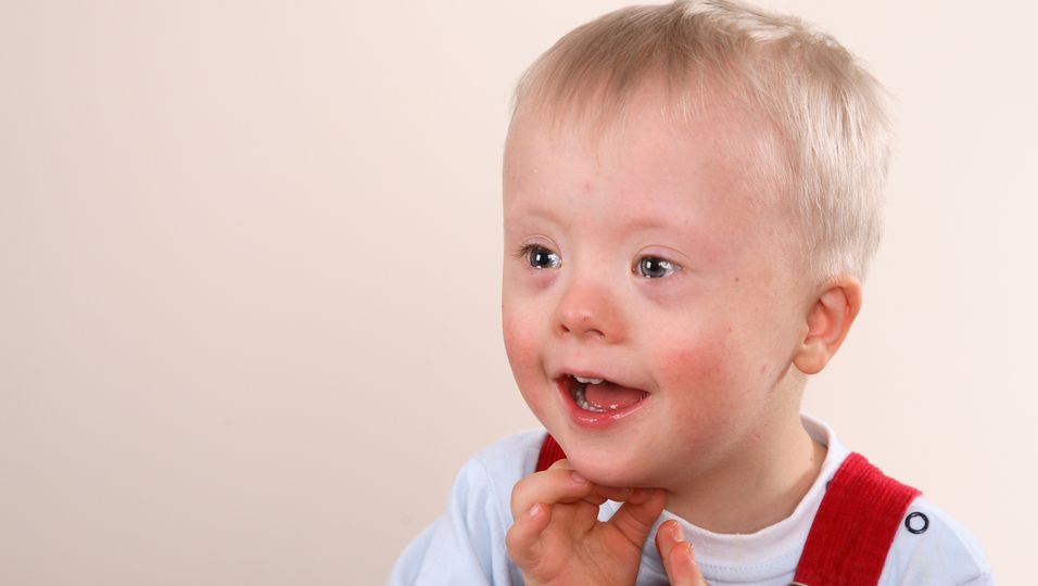 Junge mit Down-Syndrom wird als "Baby-Flüsterer" bekannt.