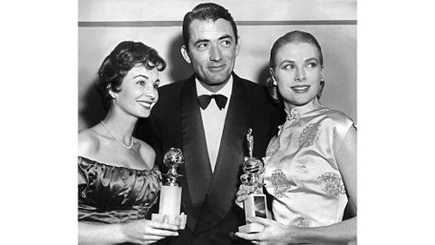 Großer Moment: 1955 erhielt Grace Kelly einen Oscar. Hier strahlt sie mit Gregory Peck und Jean Simmons. 