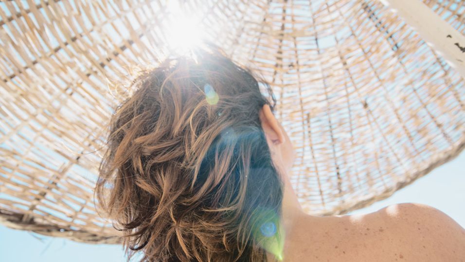 Sonnenschutz für die Haare: Auf 4 Produkte solltest du im Sommer nicht verzichten