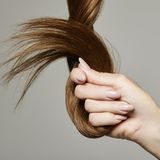 So gut wie Olaplex? Eine Drogerie-Haarpflegeserie soll bei kaputtem Haar helfen