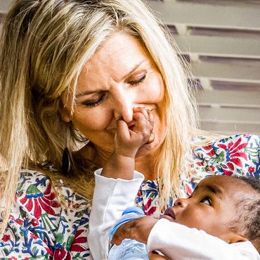 Máxima der Niederlande: Sie tröstet Baby - das zwickt ihr direkt in die Nase