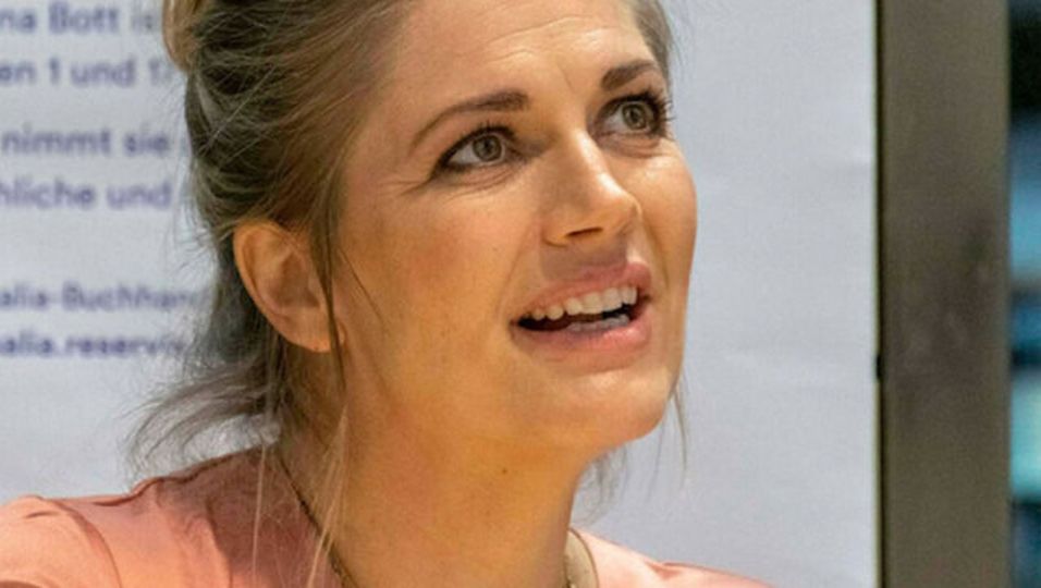 Promis mit gefälschten Impfpässen: Ex-GZSZ-Star Nina Bott deckt "Schweinerei" auf