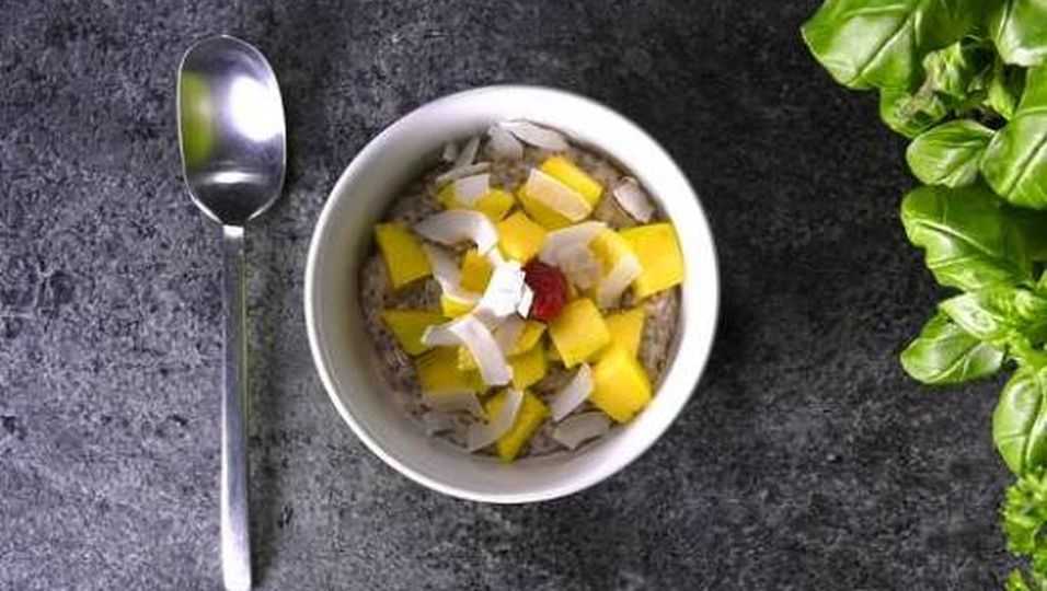 Rezept-Video: Chia-Porridge mit Mango und Kokos