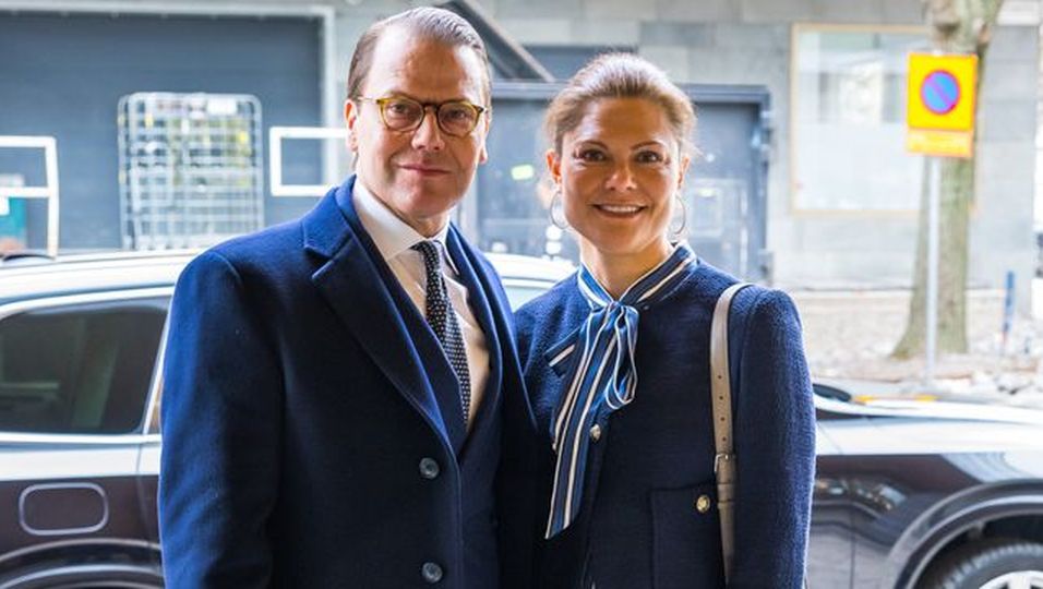 Victoria und Daniel von Schweden: Strahlendes Duo – sie begeistern im blauen Partnerlook 