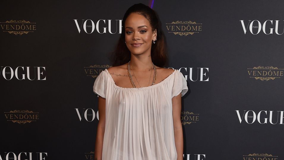 Rihanna in einem weißen Kleid.