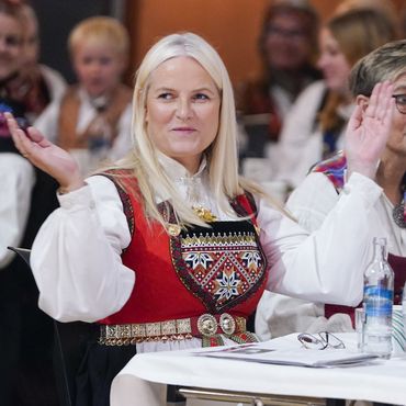 Mette-Marit von Norwegen: Beim Bunad-Fest in Oslo blüht sie förmlich auf  