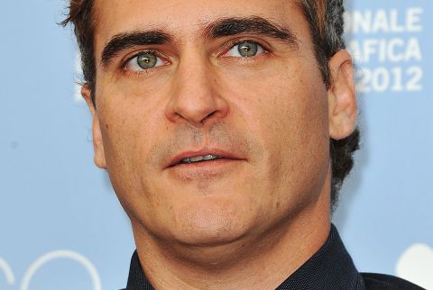 Schauspieler Joaquin Phoenix hat wegen einer Lippen-Kiefer-Gaumenspalte eine Narbe oberhalb der Lippe.