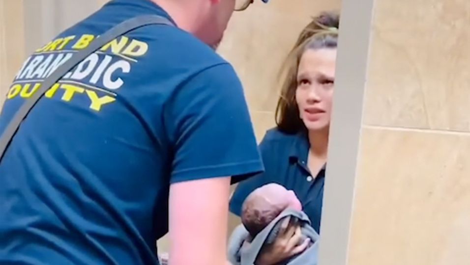 Krankenschwester bekommt in Tankstelle ihr Baby: "Ich fühlte den Kopf, es kam einfach raus"