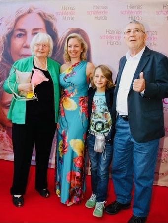Ein Bild aus glücklicheren Tagen: Lara Sanders mit ihren Eltern und ihrem Sohn bei einer Premiere.