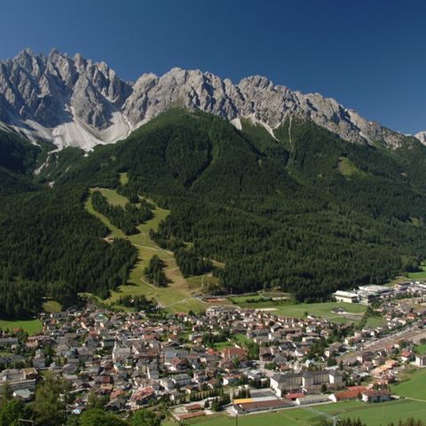 2. Sie wurde am 18. August 1985 (Sternzeichen: Löwe) in Südtirol geboren – im 3.000-Seelen-Dorf Innichen im Pustertal. 
