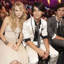 2008 verliebte sich Taylor Swift in Joe Jonas. Nach drei Monaten beendete der Musiker die Beziehung per Telefon.