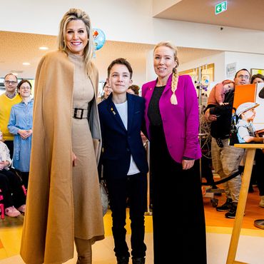 Máxima der Niederlande - Königin der Capes – In der Kinderklinik trägt sie ihr Lieblings-It-Piece  