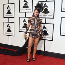 Sängerin Joy Villa (24) sorgte mit ihrem fragwürdigen Outfit definitiv für Aufsehen. Und einem Fashion-Flop.