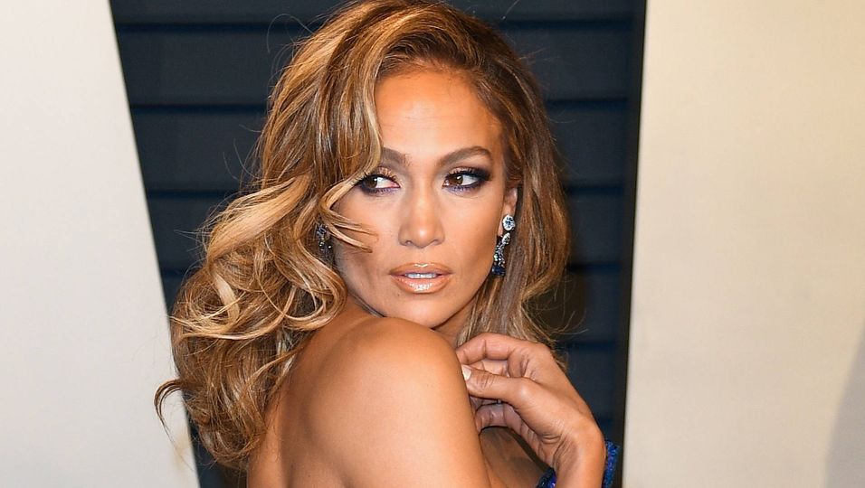 Jennifer Lopez beweist: Diese Farbe schmeichelt Ü50-Frauen im Spätsommer