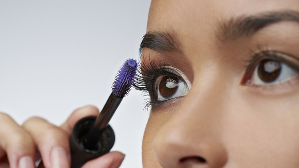 TikTok-Hype: Die Bestseller-Mascara aus der Drogerie ersetzt das Wimpernlifting