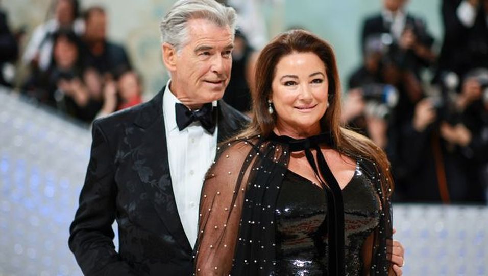 Im Bond-Look auf der Met-Gala: Lackkleid seiner Frau ist das Highlight des Abends