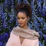 Rihanna in einem rosafarbenen Mantel.