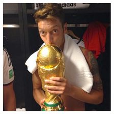Nationalspieler Mesut Özil gibt den Pokal so schnell nicht wieder her.