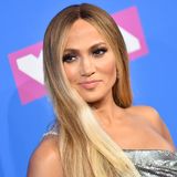 Jennifer Lopez: Sie macht Bomberjacken zum Modetrend im Frühling 2022