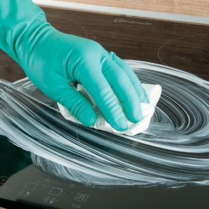 Glaskeramik-Reiniger enthalten Scheuermittel, die Verkrustetes lösen, aber zugleich keine Kratzer in der Herdplatte verursachen.