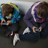 Kinder mit Handy