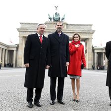 Hier posiert der Weltadel vor Berlins Wahrzeichen