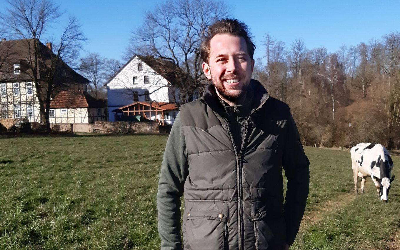 Biete Pool, Ponys, Discofox:  Diese neuen RTL-Bauern werben um Liebespost