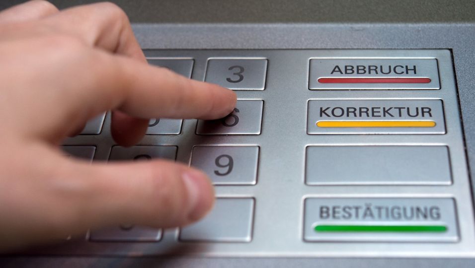 Wer sich am Geldautomaten mit Bargeld versorgt, muss bei einigen Banken inzwischen einen Mindestbetrag abheben.
