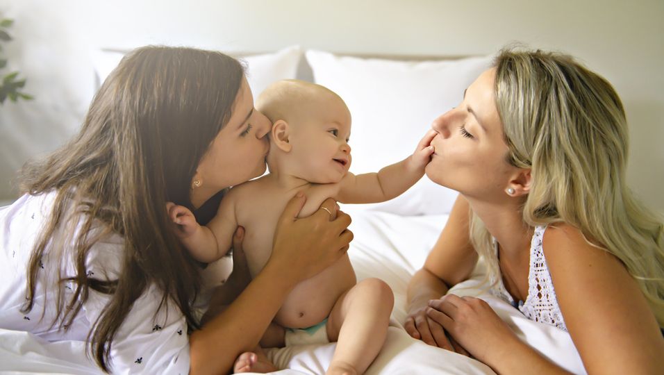 Lesbische Paare: Beide Frauen sollen bald "Mutter" sein