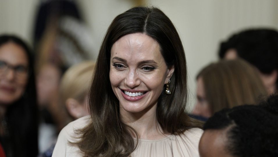Angelina Jolie: Sie liebt den gleichen Wintermantel wie Kate Middleton