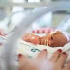 Drue wurde mit 28 Wochen viel zu früh geboren: Eine ganz besondere Hochzeit - auf der Frühgeborenenstation ihrer kleinen Tochter
