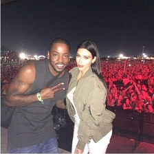 Kim Kardashian mit einem Freund bei einem Konzert von Kanye West.