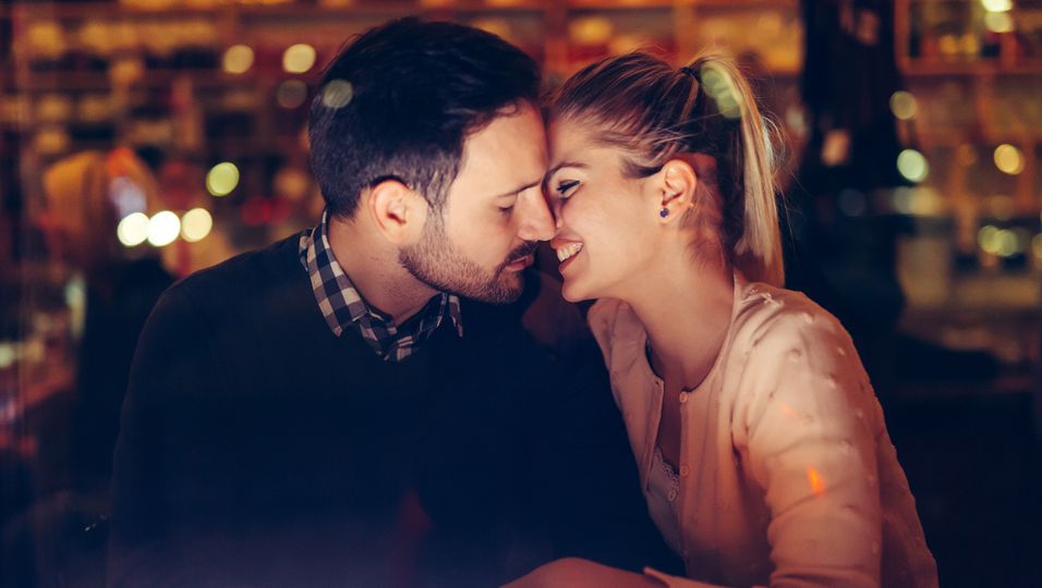 Junges Paar im Pub beim Küssen