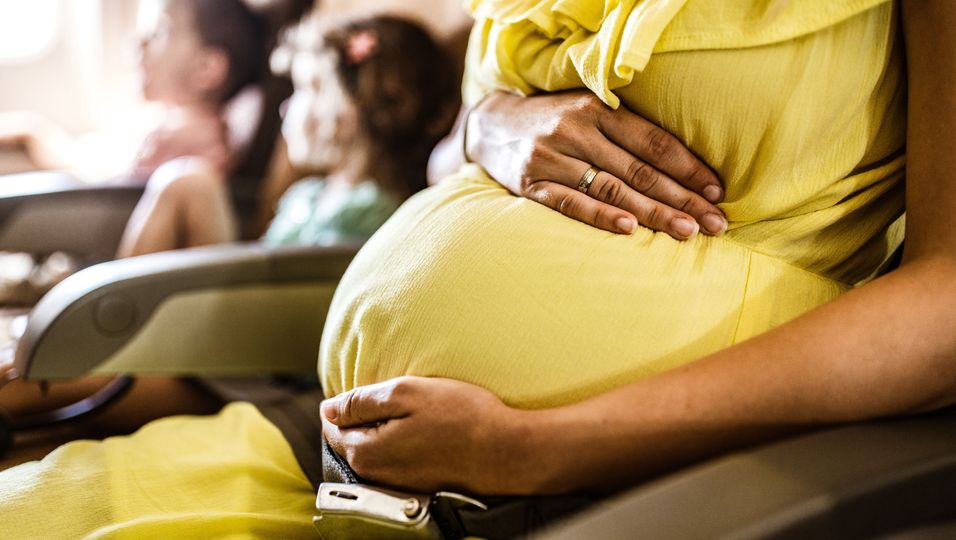  In der 32. Schwangerschaftswoche: Frau bekommt Baby im Flugzeug und gibt ihm passenden Namen 