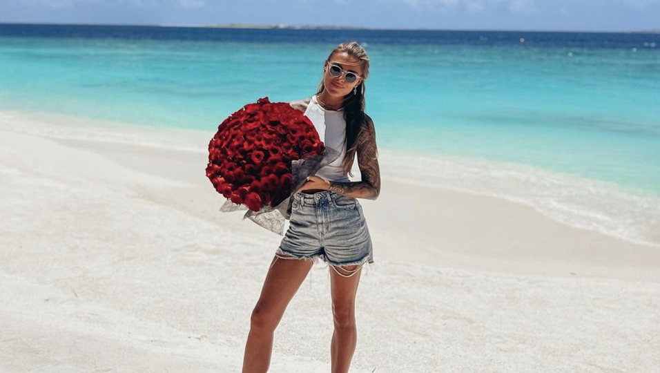 Sophia Thomalla: Mit roten Rosen am Strand: So feiert sie ihren 33. Geburtstag