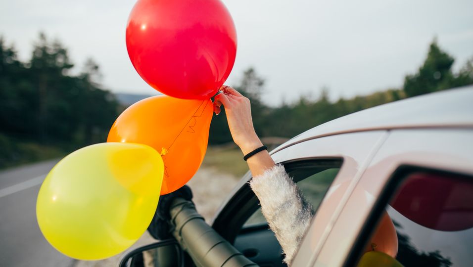 Bunte Luftballons aus Autofenster